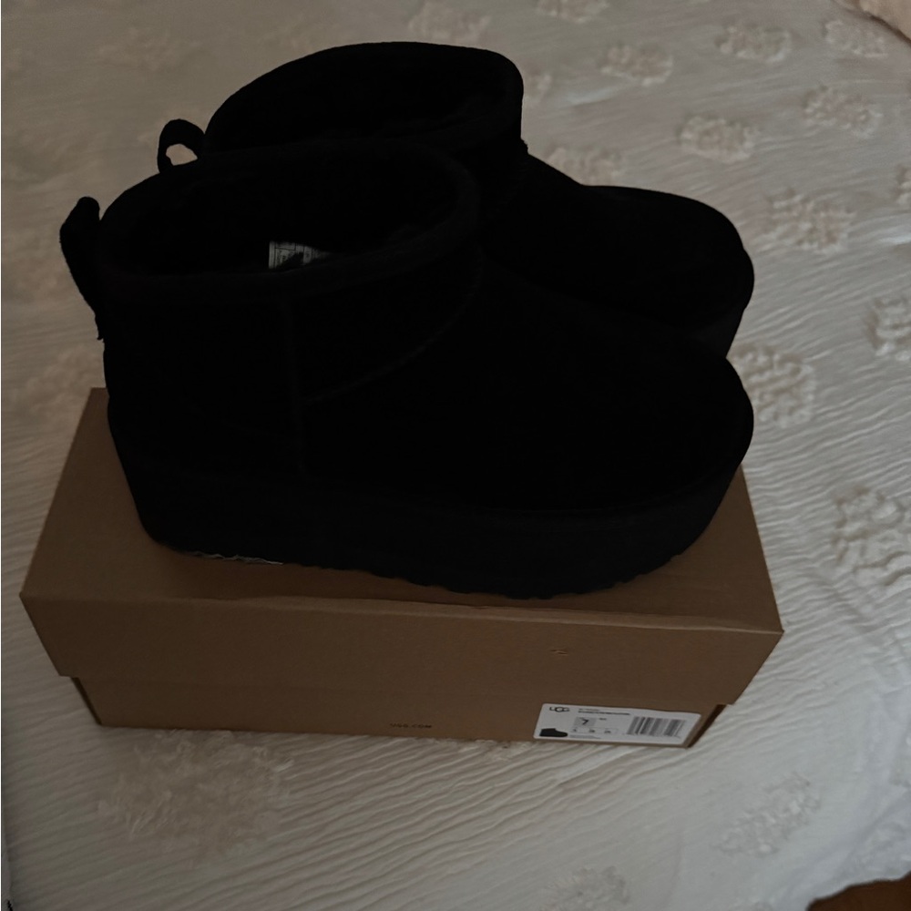 Women’s blackk platform untra mini Ugg size 7 gently worn maybe two times